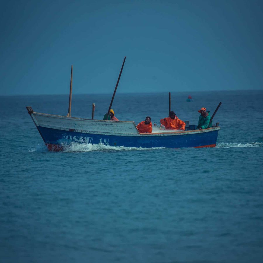 דייגים מקומיים בדרך הביתה